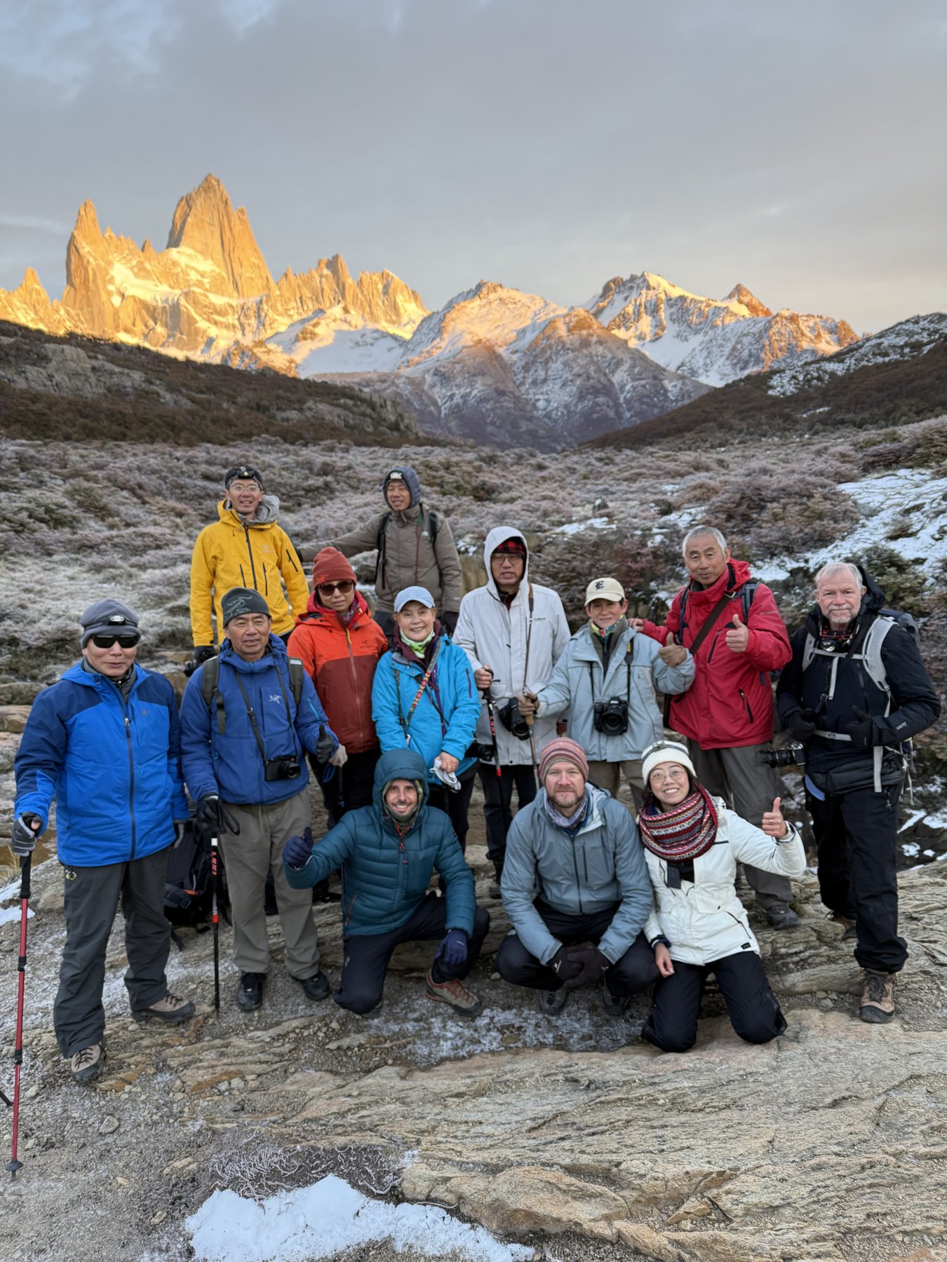 Hayley con un grupo de viajeros frente al Fitz Roy, Patagonia